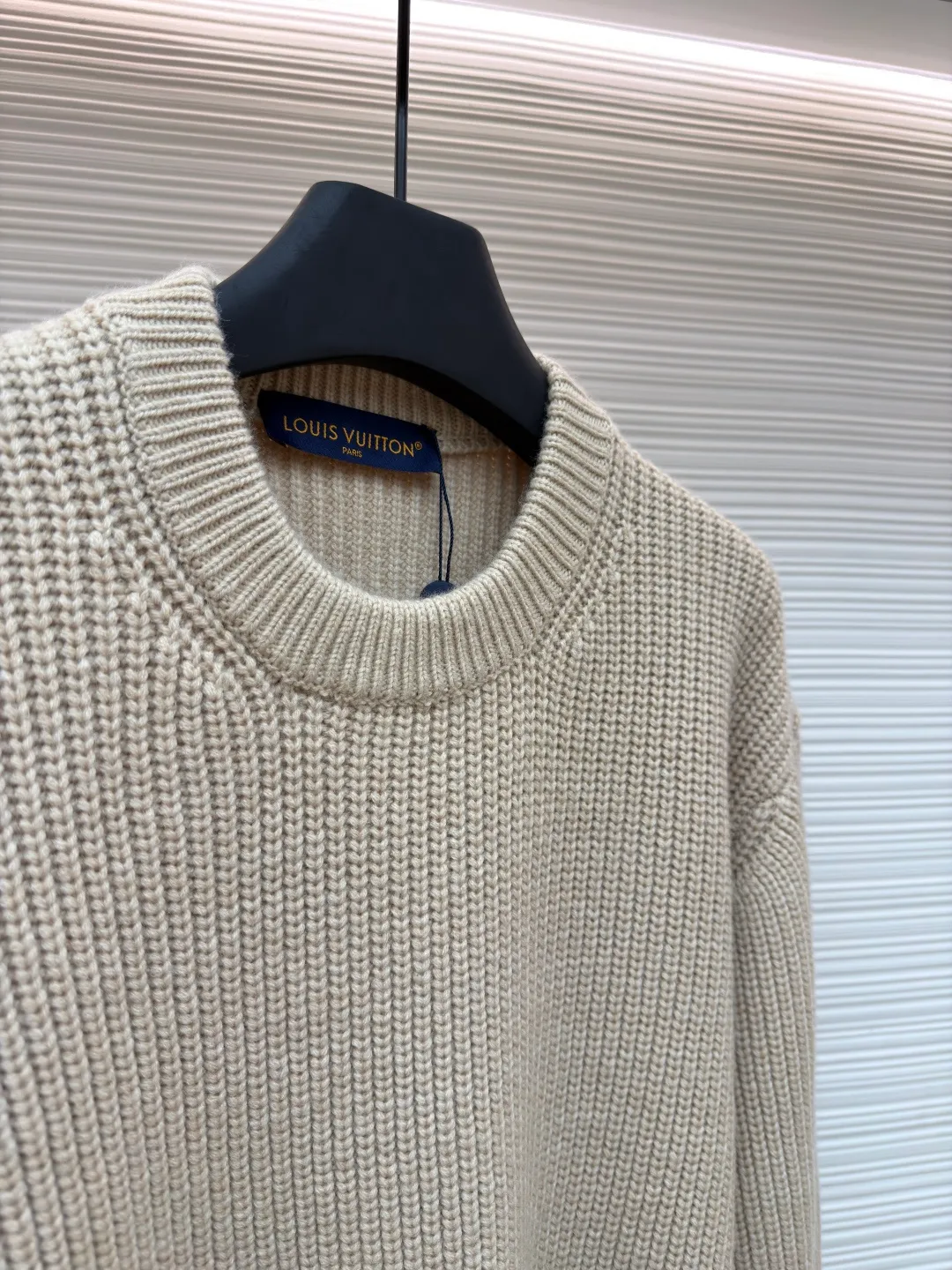 LOUIS VUITTON three-flowered crew neck sweater ●Original version: Purchased and developed for 13200 ●Item number: 1681552-B50 ●Fabric: wool blended fabric ●Technology: Knitted ●Color: Khaki ●Version: Fitted version ●Weight: about 970 grams ●Size: XS-S-M-L ●Description: The wool is made of high-quality wool yarn, one of the must-have wool materials for high-end goods. It is knitted with a Cixing 5-needle machine and a jacquard weave. Each piece takes 270 minutes per piece, parallel average speed, multi-color partial jacquard craftsmanship, and is made by an experienced master who takes 3 days to cut out the drawings. Specific three-label washing, the overall wiring is straight and delicate, the fabric is comfortable and soft, the color is consistent and there is no color difference. It can be matched with the same style to create a fashionable look, and can be used in various occasions. Customized accessories, complete with three standards, same style for men and women!